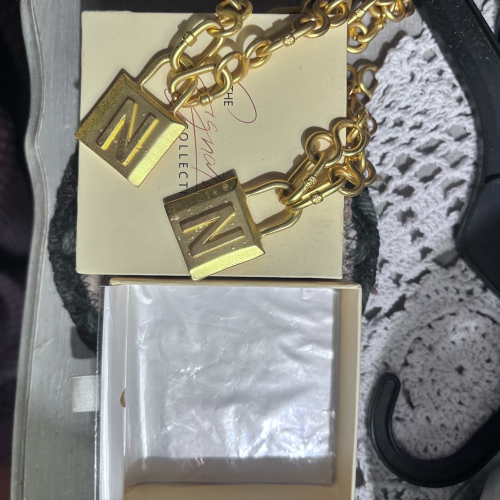 Bold lock, golden colored jewelry, brand new with box.  Necklace and bracelet - Picture 4 of 5